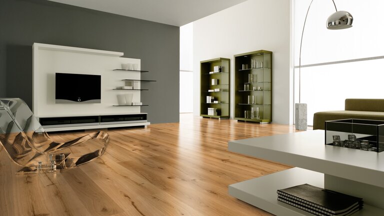 Modernes Wohnzimmer mit warmem Parkettboden und minimalistischer Einrichtung